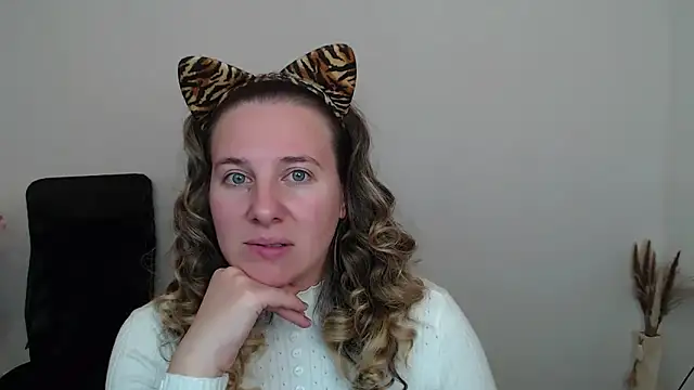 Snapshot of Darklure_ chatting on 10.14.25 Darklure  online show from 10.14.25