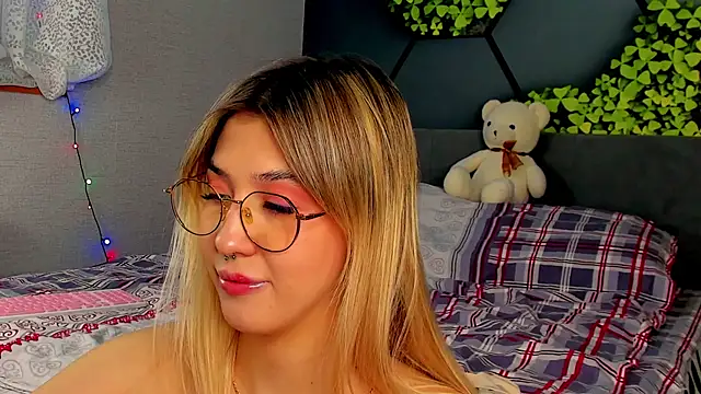 Snapshot of Bella_svon chatting on 12.20.25 Bella svon online show from 12.20.25