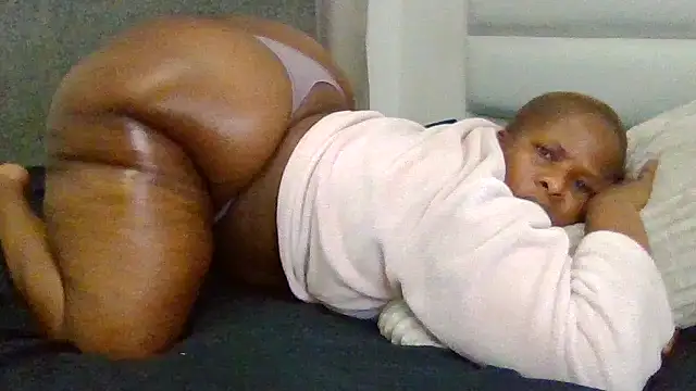 Snapshot of SexyNonnyy chatting on 10.31.25 SexyNonnyy online show from 10.31.25