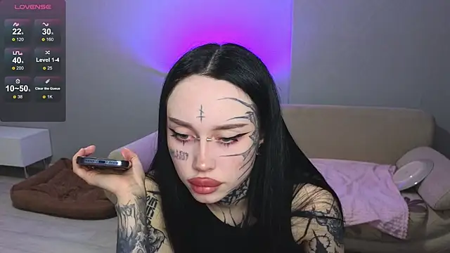 Snapshot of Somniyaa chatting on 04.19.26 Somniyaa online show from 04.19.26
