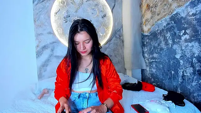 Snapshot of RoxanaBorns_ chatting on 10.28.25 RoxanaBorns  online show from 10.28.25