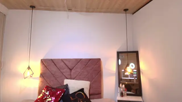 Hanna Lee   online show from 07.25.26