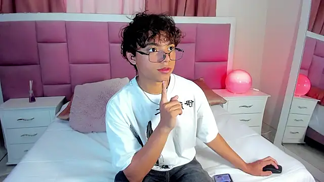 Snapshot of Honeymoon_sariel chatting on 06.04.26 Honeymoon sariel online show from 06.04.26
