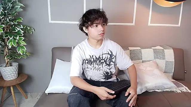 Snapshot of Honeymoon_sariel chatting on 06.27.26 Honeymoon sariel online show from 06.27.26