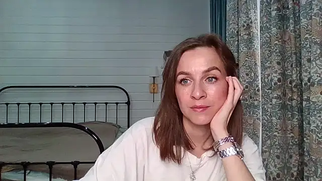 Snapshot of Niravyn_ chatting on 10.24.25 Niravyn online show from 10.24.25