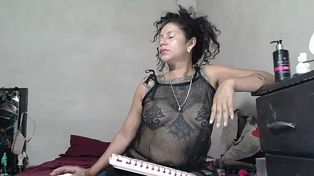 Snapshot of CataleyaRosee chatting on 04.27.26 CataleyaRosee online show from 04.27.26