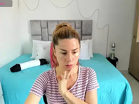 Snapshot of angie_blondies chatting on 09.25.25 angie blondies online show from 09.25.25