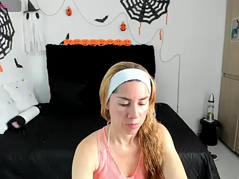 Snapshot of angie_blondies chatting on 10.20.25 angie blondies online show from 10.20.25