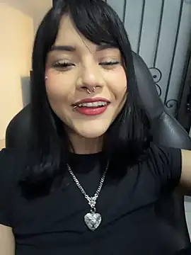 Snapshot of TatiLee chatting on 04.21.26 TatiLee online show from 04.21.26