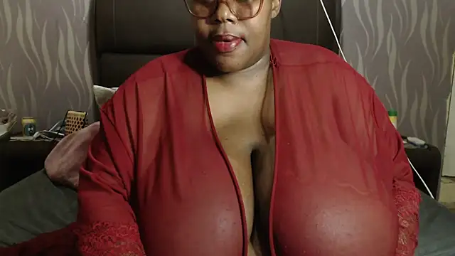 Snapshot of BoobsQueen46K chatting on 10.31.25 BoobsQueen46K online show from 10.31.25