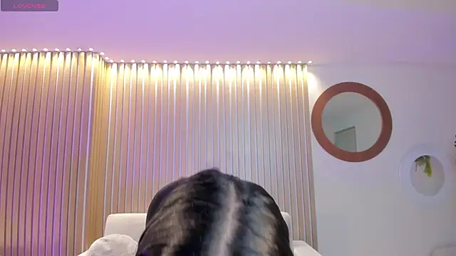 MiaLaurence online show from 04.25.26