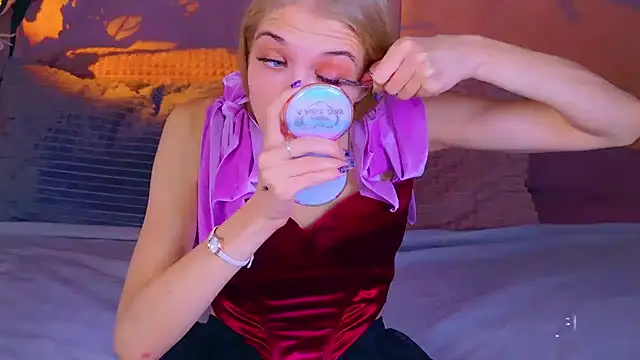 4example Chloe online show from 10.22.25