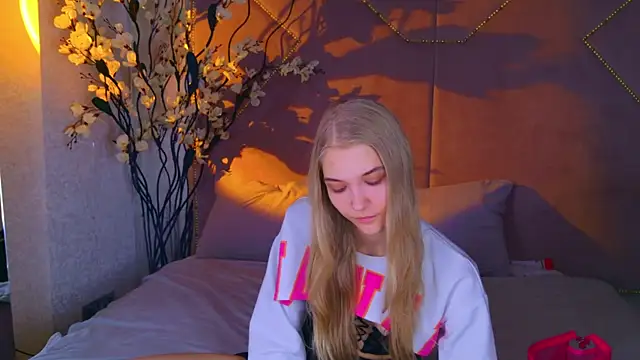 4example Chloe online show from 11.11.25