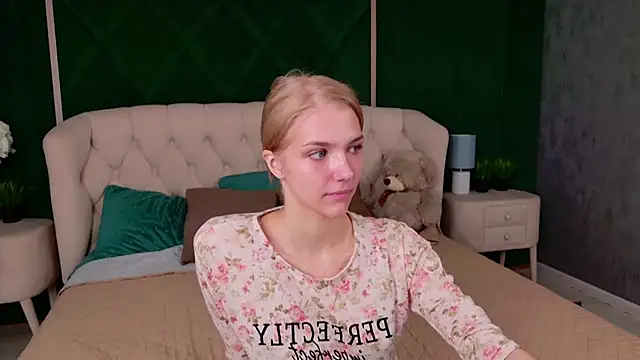 4example Chloe online show from 06.02.26