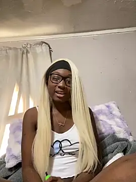 Snapshot of HennessyBaby21 chatting on 10.22.25 HennessyBaby21 online show from 10.22.25