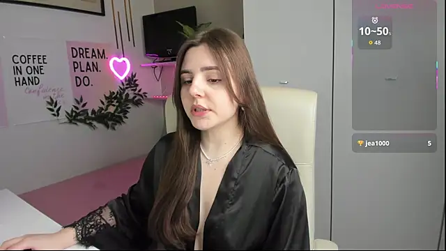 Snapshot of LiaWoow chatting on 09.13.25 LiaWoow online show from 09.13.25