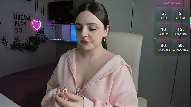 Snapshot of LiaWoow chatting on 10.04.25 LiaWoow online show from 10.04.25