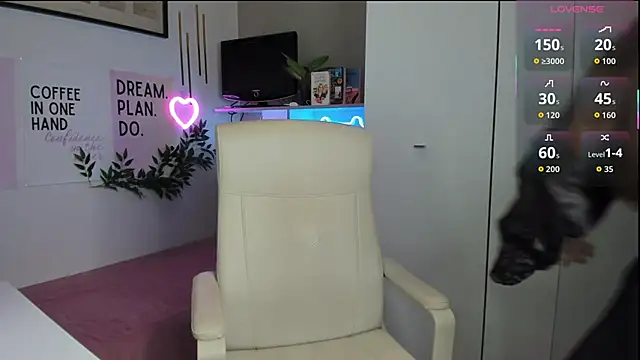 Snapshot of LiaWoow chatting on 10.14.25 LiaWoow online show from 10.14.25