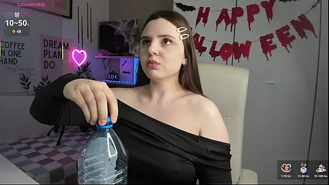 Snapshot of LiaWoow chatting on 10.26.25 LiaWoow online show from 10.26.25