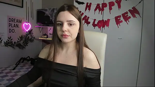 Snapshot of LiaWoow chatting on 10.27.25 LiaWoow online show from 10.27.25