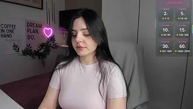 Snapshot of LiaWoow chatting on 11.21.25 LiaWoow online show from 11.21.25