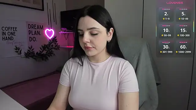 Snapshot of LiaWoow chatting on 12.05.25 LiaWoow online show from 12.05.25