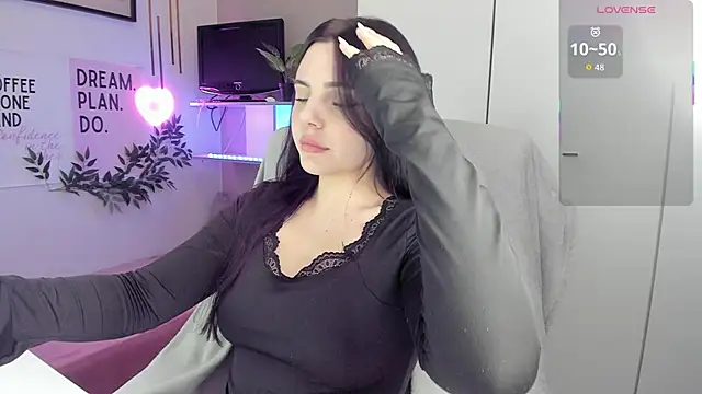 Snapshot of LiaWoow chatting on 12.16.25 LiaWoow online show from 12.16.25