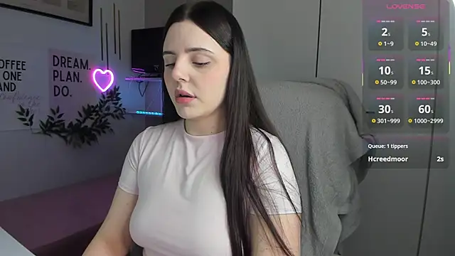 Snapshot of LiaWoow chatting on 12.20.25 LiaWoow online show from 12.20.25