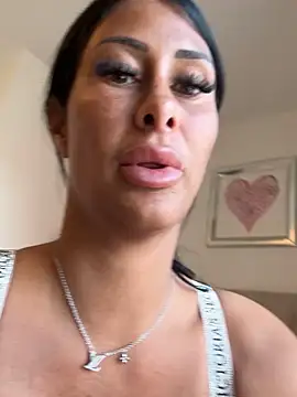 Snapshot of AriannaIsabellax chatting on 04.21.26 AriannaIsabellax online show from 04.21.26