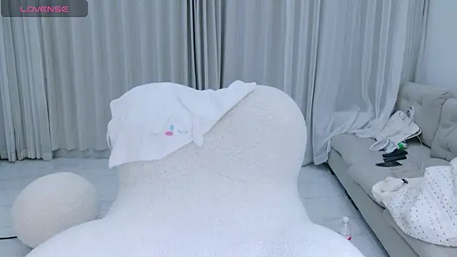 Snapshot of rainybb chatting on 10.15.25 rainybb online show from 10.15.25