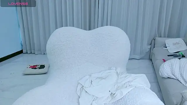 Snapshot of rainybb chatting on 10.19.25 rainybb online show from 10.19.25