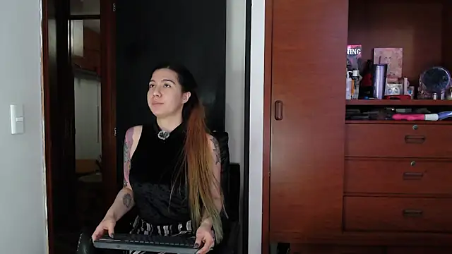 Snapshot of karlamoon23 chatting on 09.22.25 karlamoon23 online show from 09.22.25