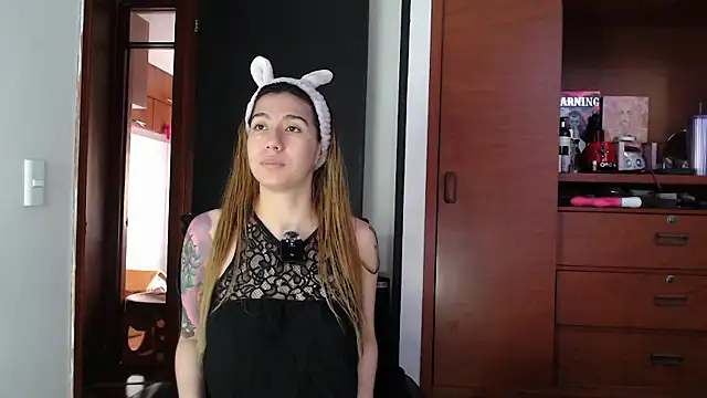 Snapshot of karlamoon23 chatting on 09.24.25 karlamoon23 online show from 09.24.25