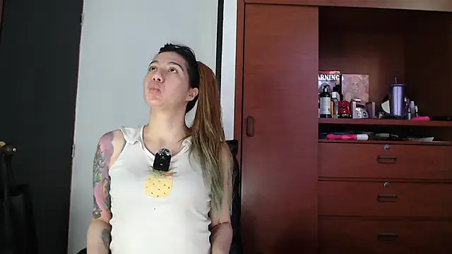 Snapshot of karlamoon23 chatting on 09.25.25 karlamoon23 online show from 09.25.25