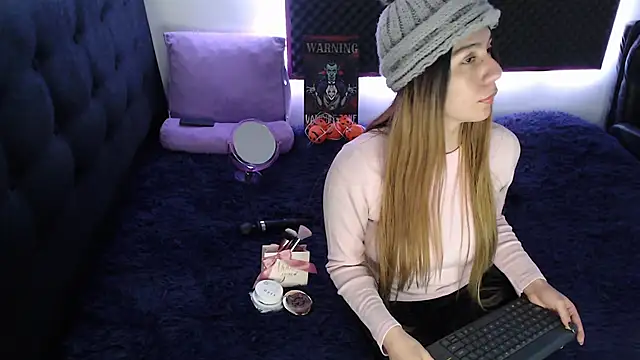 Snapshot of karlamoon23 chatting on 10.11.25 karlamoon23 online show from 10.11.25