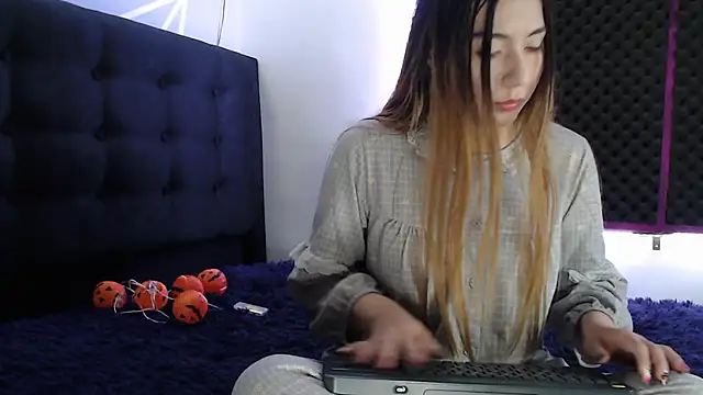 Snapshot of karlamoon23 chatting on 10.13.25 karlamoon23 online show from 10.13.25