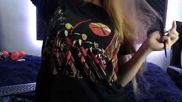 Snapshot of karlamoon23 chatting on 10.15.25 karlamoon23 online show from 10.15.25