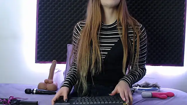 Snapshot of karlamoon23 chatting on 10.19.25 karlamoon23 online show from 10.19.25