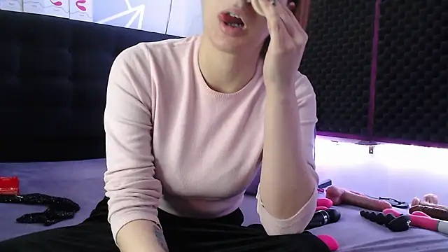 Snapshot of karlamoon23 chatting on 10.26.25 karlamoon23 online show from 10.26.25