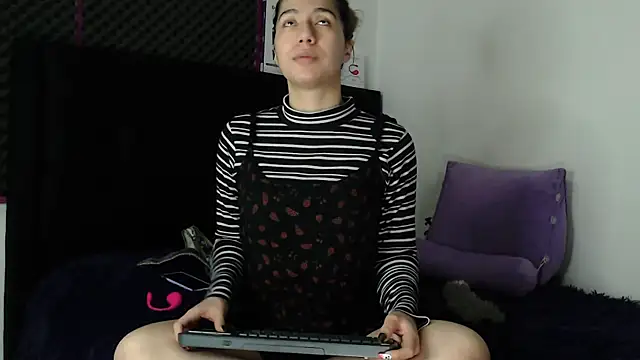 Snapshot of karlamoon23 chatting on 10.30.25 karlamoon23 online show from 10.30.25