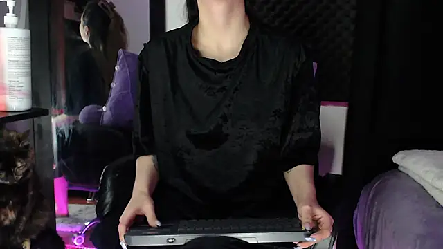 Snapshot of karlamoon23 chatting on 11.20.25 karlamoon23 online show from 11.20.25