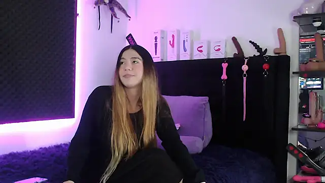 Snapshot of karlamoon23 chatting on 11.26.25 karlamoon23 online show from 11.26.25