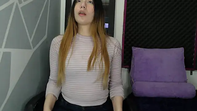 Snapshot of karlamoon23 chatting on 12.04.25 karlamoon23 online show from 12.04.25