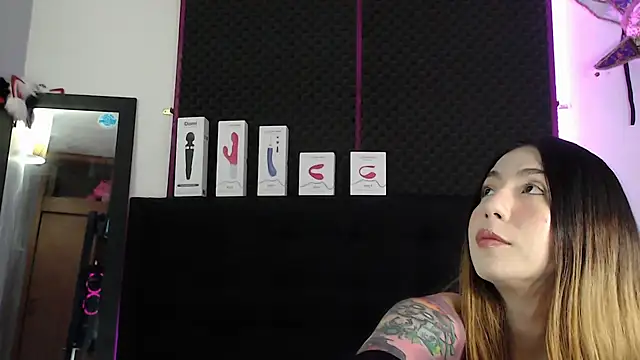 Snapshot of karlamoon23 chatting on 12.14.25 karlamoon23 online show from 12.14.25