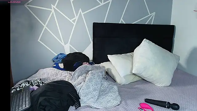 Snapshot of karlamoon23 chatting on 03.25.26 karlamoon23 online show from 03.25.26