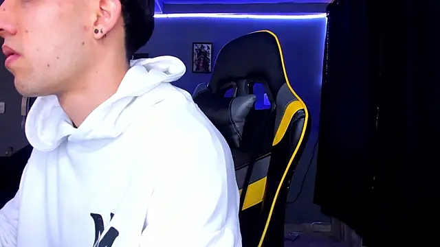 Snapshot of alexgiraldo__ chatting on 09.18.25 alexgiraldo online show from 09.18.25