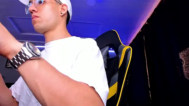 Snapshot of alexgiraldo__ chatting on 09.21.25 alexgiraldo online show from 09.21.25