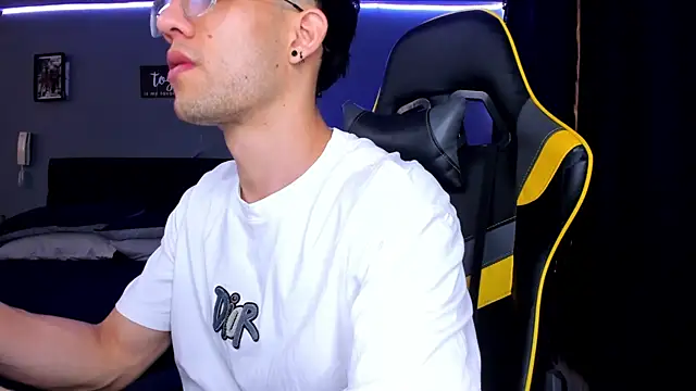 Snapshot of alexgiraldo__ chatting on 09.24.25 alexgiraldo online show from 09.24.25