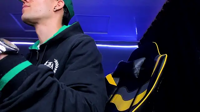 Snapshot of alexgiraldo__ chatting on 09.29.25 alexgiraldo online show from 09.29.25