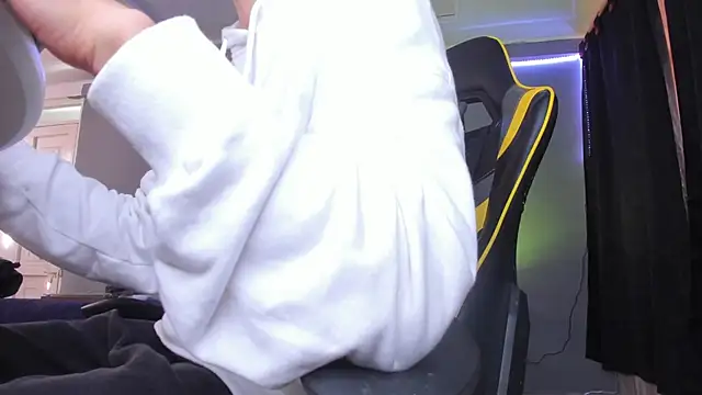 Snapshot of alexgiraldo__ chatting on 10.02.25 alexgiraldo online show from 10.02.25